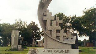 Pirmasis pasaulyje paminklas Romui Kalantai, (autorius &ndash; Ramojus Moziliauskas, Lietuvos &Scaron;aulių sąjungos I&scaron;eivijoje pastatytas 1979 m.) &Scaron;v. Kazimiero lietuvių kapinėse Čikagoje. JAV 2011-05-28