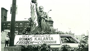 Romo Kalantos žūties paminėjimo &scaron;ūkis ant automobilio Čikagoje. JAV  XX a. 7-8 de&scaron;imtmetis
