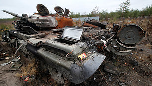 Rusijos tankų kapinės Ukrainoje traukia smalsuolius