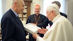 Popiežius i&scaron;leido knygą.