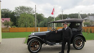 R.Kardelis ir 1922 m. gamybos &bdquo;Dodge Brothers&ldquo;, kuriam pirmajam Lietuvoje buvo suteiktas istorinio automobilio statusas.