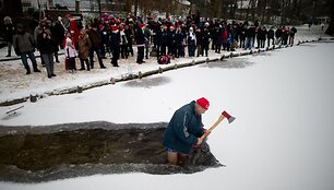 Žmonės džiaugėsi lediniu vandeniu
