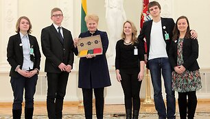 Anyk&scaron;čių rajono Kurklių miestelio bendruomenei Prezidentė įteikė trispalvę už įgyvendintą idėją visus miestelio namus papuo&scaron;ti valstybinėmis vėliavomis.