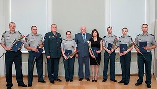 Ministro Dailio Alfonso Barakausko padėkomis apdovanoti &scaron;e&scaron;i Vilniaus apskrities policijos pareigūnai bei įtariamuosius sulaikyti padėjusi liudytoja