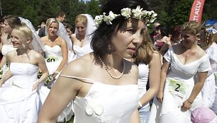 Moterys privalėjo dėvėti nuotakos suknelę