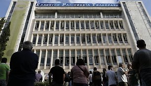 Graikai stovi prie nacionalinio transliotojo ERT pastato