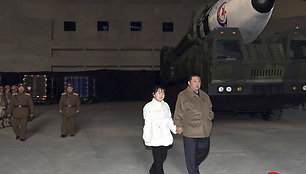 Gandai pasitvirtino: Kim Jong Unas pirmą kartą viešumoje pasirodė su savo dukra