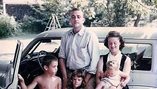 Kurtas Vonnegutas su žmona Jane ir vaikais (iš kairės) Marku, Edith ir Nanette. Nuotrauka daryta 1955 metais