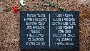 Naujoji lentelė ant paminklinio akmens Smolenske