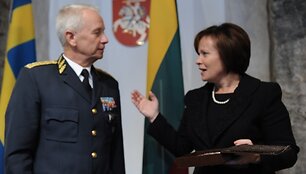 &Scaron;vedijos kariuomenės vadas generolas Sverkeris Goransonas ir Kra&scaron;to apsaugos ministrė Rasa Juknevičienė