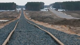 Nuo Astravo iki statomos atominės elektrinės nutiesta geležinkelio at&scaron;aka ir kelias.