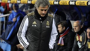 Jose Mourinho varžovų komandos futbolininkui padovanojo &scaron;į savo &scaron;varkelį
