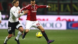 Marius Stankevičius dėl kamuolio kovoja su Stephanu El Shaarawy