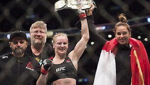  Joanna Jedrzejczyk prie&scaron; Valentiną &Scaron;evčenko