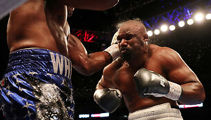 Dereckas Chisora prie&scaron; Dillianą Whyte'ą (mėlyna apranga)
