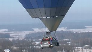 Automobilio skrydis oro balionu