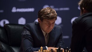Sergejus Kariakinas ir Magnusas Carlsenas