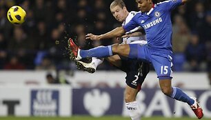 Florentas Malouda ("Chelsea", mėlyna apranga) ir Gretaras Steinssonas ("Bolton")
