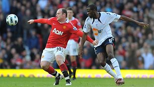 W.Rooney (kairėje) kovoja su &bdquo;Bolton&ldquo; žaidėju F.Muamba
