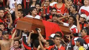 Kolumbijos futbolo fanai į rungtynes atsine&scaron;ė žuvusį draugą