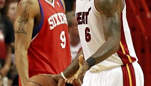 Andre Iguodala ir LeBronas Jamesas