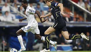 Su kamuoliu  Emmanuelis Adebayoras