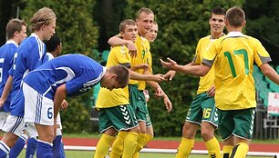 Lietuvos jaunieji futbolininkai džiaugiasi įvarčiu, kairėje G.Sirgėdas