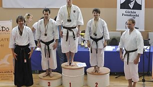 G.Dranevičius (kairėje) ir sportininkai