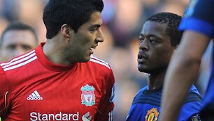Spalį Luisas Suarezas (kairėje) ir Patrice'as Evra susistumdė po rasistinių urugvajiečio užgauliojimų