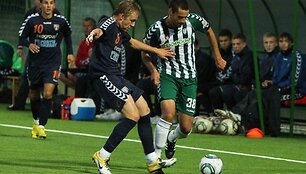 Karolis Urbaitis (viduryje)