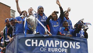 &bdquo;Chelsea&ldquo; su trofėjumi grįžo į Londoną