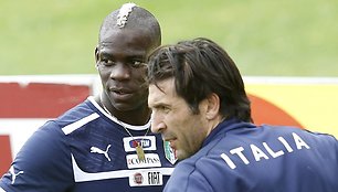 Mario Balotelli ir Gianluigi Buffonas