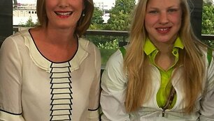 Rūta Meilutytė (de&scaron;inėje) su BBC vedėja Lucy Hockings