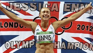 Po 800 m rungties finišo Jessica Ennis iškart apsigaubė vėliava, ant kurios buvo parašyta „Jessica Ennis - olimpinė čempionė“