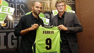 Tony Parkeris ir &bdquo;Asvel&ldquo; prezidentas Gillesas Morettonas spaudos konferencijoje