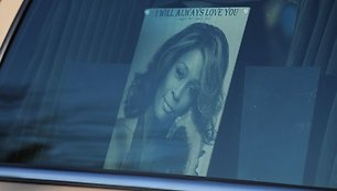 Katafalkas į Naujosios Vilties baptistų bažnyčią Niuarke atgabena Whitney Houston kūną.