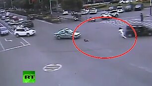 Kinas i&scaron;&scaron;oko i&scaron; važiuojančio automobilio, tam, kad i&scaron;gelbėtų dukrą.