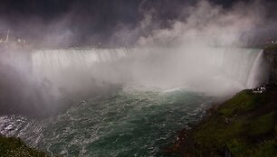 Akrobatas Nikas Wallenda tapo žmogumi, kuris pirmasis per daugiau nei &scaron;imtmetį perėjo lynu, i&scaron;temptu vir&scaron; Niagaros krioklio.