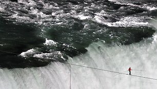 Akrobatas Nikas Wallenda tapo žmogumi, kuris pirmasis per daugiau nei &scaron;imtmetį perėjo lynu, i&scaron;temptu vir&scaron; Niagaros krioklio.