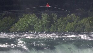 Akrobatas Nikas Wallenda tapo žmogumi, kuris pirmasis per daugiau nei &scaron;imtmetį perėjo lynu, i&scaron;temptu vir&scaron; Niagaros krioklio.