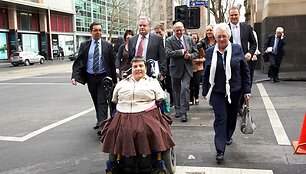 Australijoje Lynette Rowe, kuri gimė be rankų ir kojų, nes jos motina nė&scaron;tumo metu vartojo vaistą talidomidą, trečiadienį laimėjo istorinį daugiamilijoninį susitarimą byloje prie&scaron; vaistų firmas.