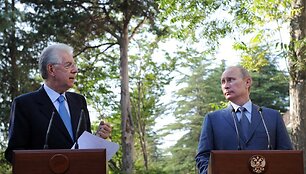 Italijos premjeras Mario Monti (kairėje) su Vladimiru Putinu.