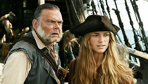 Kevinas McNally ir Keira Knightley filme „Karibų piratai“