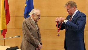 Audronius Ažubalis įteikia apdovanojimų JAV istorikui Alfredui Erichui Sennui
