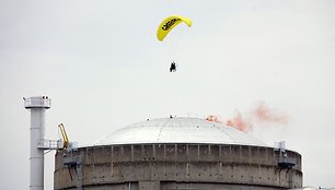 Prancūzijoje „Greenpeace“ aktyvistas įskrido į atominės elektrinės teritoriją