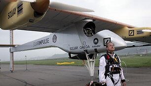 Saulės energija varomas lėktuvas &bdquo;Solar Impulse&ldquo; ir pilotas Andre Borschbergas