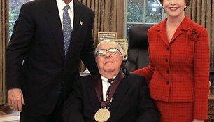 Ra&scaron;ytojas Ray Bradbury (centre) su buvusiu JAV prezidentu George'u W. Bushu ir jo žmona Laura 2004-aisiais