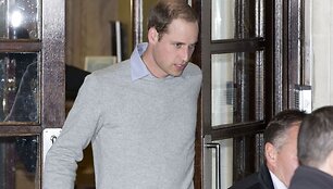 Princas Williamas i&scaron;eina i&scaron; ligoninės, kurioje guli hercogienė Catherine