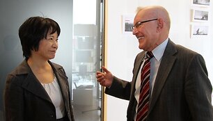 Japonijos ambasadorė Lietuvoje Kazuko Shiraishi ir užsienio reikalų viceministras Neris Germanas fotografijų parodos &bdquo;Haru ir Mina&ldquo; atidaryme