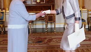 Lietuvos ambasadorė Londone Asta Skaisgirytė Liau&scaron;kienė ir Jungtinės Karalystės karalienė Elžbieta II